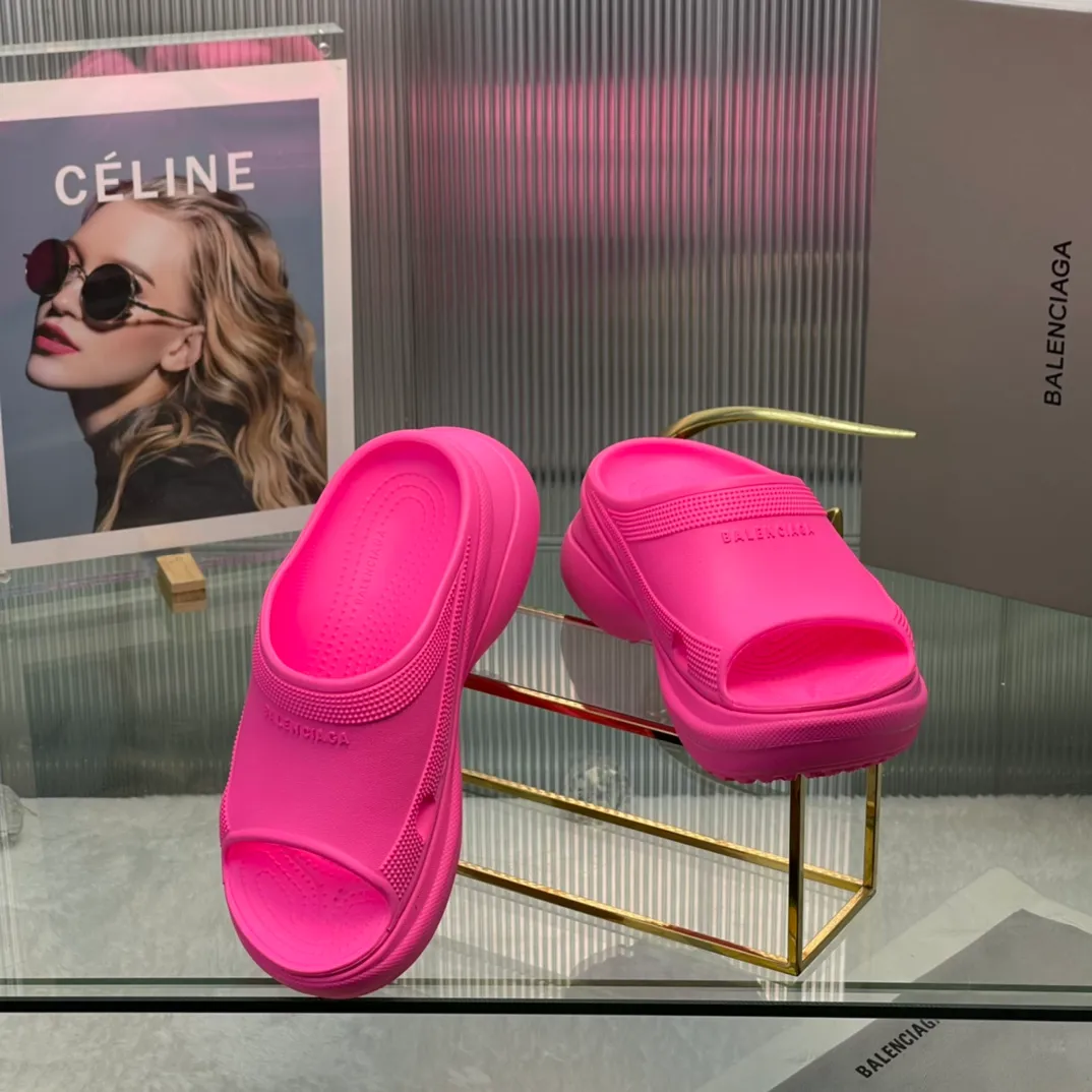 👟👟Ex-factory price 380👟👟 35-41 ‍🔥 ‍🔥 ‍🔥Balenciaga’s latest hole-in-the-wall slippers are now available! 🎉🎉🎉A sandal that is popular on Instagram, 🎊🎊🎊 and all major platforms of Xiaohongshu! Made of high-tech materials and molded in one piece, it is lightweight, wear-resistant, and waterproof! ✨✨✨ The heel height is 6CM. The colors are being added one after another to meet your various color combinations and different needs. A very cost-effective product!